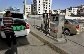 Palestinci u benzinov&eacute; pumpy v p&aacute;smu Gazy