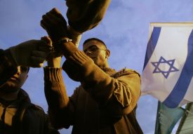Izraelský strážný odemyká pouta palestinskému vězni