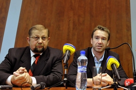 Žigmund Pálffy (vpravo) a Štefan Harabin na tiskové konferenci.