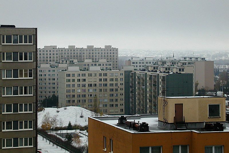 Vláda navrhuje šetřit na opravě panelových domů i podpoře pro mladé.
