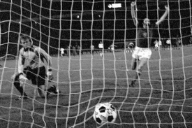 Antonín Panenka při své vítězné penaltě na mistrovství Evropy 1976.