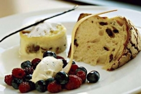 Italský vánoční moučník panettone.