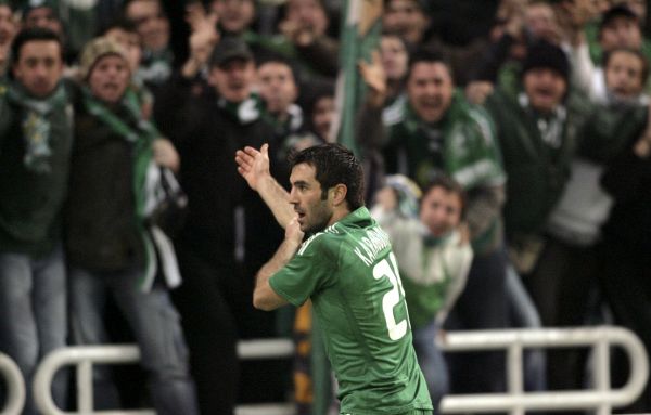 Střelec Karagounis se raduje z gólu.