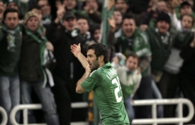 Střelec Karagounis se raduje z gólu.