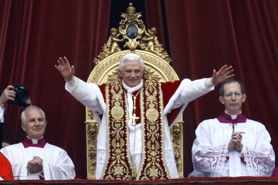 Papež Benedikt XVI. při kázání Ubi et orbi. Papež Benedikt XVI. při kázání Ubi et orbi.