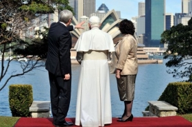 Papež Benedikt XVI. s australsk&yacute;m premi&eacute;rem Ruddem a jeho ženou.