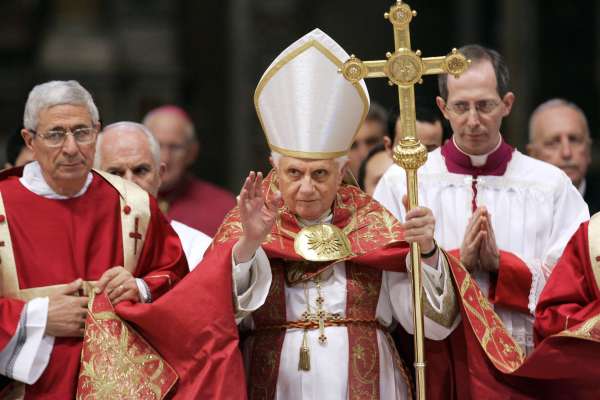 Svatý otec Benedikt XVI. na pohřbu jednoho z kardinálů (2009).