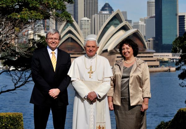 Papež Benedikt XVI. s australským premiérem Ruddem a jeho ženou. Papež Benedikt XVI. s australským premiérem Ruddem a jeho ženou.