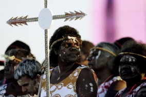 &Uacute;tern&iacute; velk&eacute; m&scaron;e se z&uacute;častnili i Austr&aacute;lci, původn&iacute; obyvatel&eacute; země.