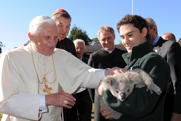 Benedikt XVI. si hladí chlupatého zástupce hostitelské  země - koalu.