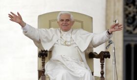 Pedofilové, třeste se. Ratzingerovi se přezdívalo "rotvajler boží". Pedofilové, třeste se. Ratzingerovi se přezdívalo "rotvajler boží".