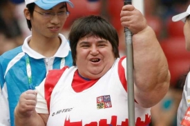 Eva Kacanu se raduje ze zisku zlat&eacute; paralympijsk&eacute; medaile.