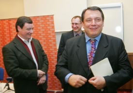 Jiř&iacute; Paroubek oznažil Schwarzovou za &scaron;ibalku.