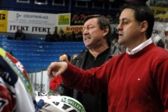 Vladim&iacute;r Martinec (vlevo) a Zbyněk Kus&yacute; na lavičce Pardubic.