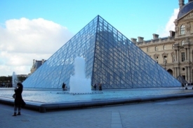 Pař&iacute;žsk&eacute; muzeum Louvre