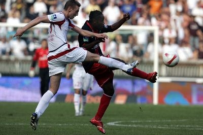 Hráč St. Germain Guy Luyindula (vpravo) v zápase o míč s hráčem Lille Nicolasem Plestanem