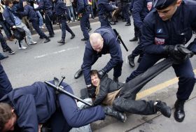 Tři tisíce policistů mají plné ruce práce.