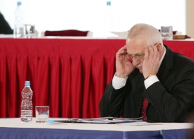 Volba prezidenta. Na sn&iacute;mku &uacute;řaduj&iacute;c&iacute; prezident V&aacute;clav Klaus.
