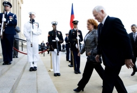 Parkanová s resortním kolegou Gatesem ve Washingtonu.