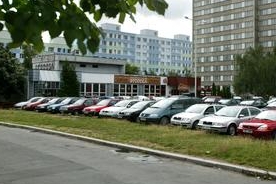 V pěti letňanských ulicích zaparkují už jen místní lidé.
