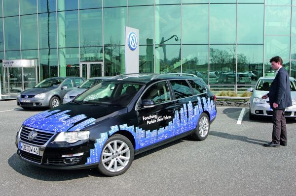 Parkujici VW Passat