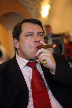 Jiří Paroubek a doutník pro vítěze voleb.