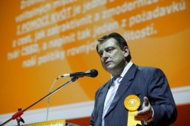 Jiř&iacute; Paroubek se ohrožen&yacute; nec&iacute;t&iacute;.