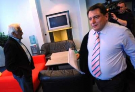 Šéf opoziční ČSSD Jiří Paroubek kritizuje vládní zahraniční politiku.