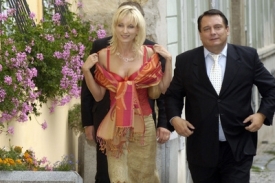 Paroubek přišel na svou oslavu v doprovodu nové parnerky Petry Kováčové