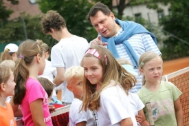 Jiří Paroubek o víkendu sháněl voliče. Na tenisovém kurtě.