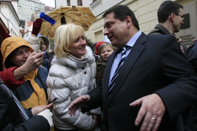 Jiří Paroubek mezi stávkujícími učiteli. Jiří Paroubek mezi stávkujícími učiteli.