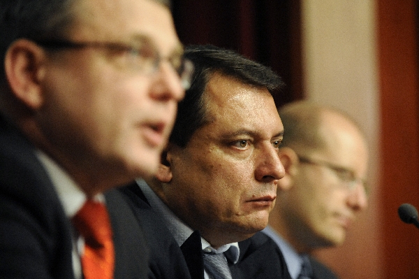 Jiří Paroubek tvrdí, že má dost hlasů na svržení vlády.