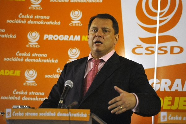 Jiří Paroubek povolí svým poslancům hlasovat pro mise. Jiří Paroubek povolí svým poslancům hlasovat pro mise.