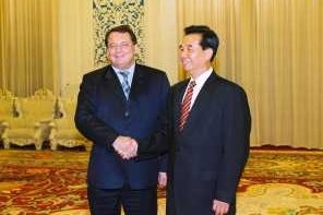 Jiří Paroubek a Čchen Feng-siang z Mezinárodního oddělení ÚV KSČ.