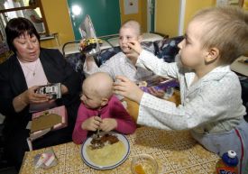 Zuzana Paroubkov&aacute; s mal&yacute;mi pacienty na hemato-onkologick&eacute; oddělen&iacute;