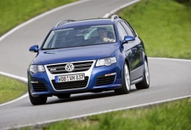 Nenápadný passat R36 si lze zdálky splést s naftovým taxíkem, aerodynamická sada není zbytečně pompézní. Dravý zvuk z výfuků však jeho potenciál rychle prozradí...