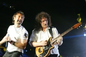 Nově příchozí Paul Rodgers a veterán Brian May.