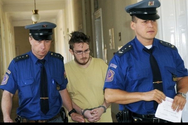 Patrick Burnell právě přichází k pražskému městskému soudu. Patrick Burnell právě přichází k pražskému městskému soudu.