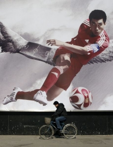 Kapit&aacute;n č&iacute;nsk&eacute; fotbalov&eacute; reprezentace Čeng Č' oblečen firmou Adidas.