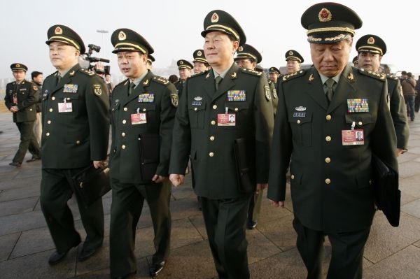 Čínská generalita přichází na jednání o jejím rozpočtu na letošek. Čínská generalita přichází na jednání o jejím rozpočtu na letošek.