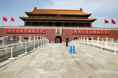 Voják hlídkující u náměstí Nebeského klidu v Pekingu