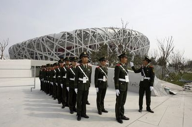 Chlouba Číny: armáda a nový olympijský stadion. Chlouba Číny: armáda a nový olympijský stadion.