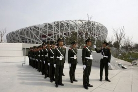 Chlouba Č&iacute;ny: arm&aacute;da a nov&yacute; olympijsk&yacute; stadion.