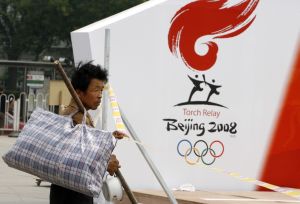 Dělník před pekingskou olympijskou stavbou