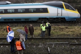 Pendolino míjí místo, kde už vykolejila jiná souprava pendolina.