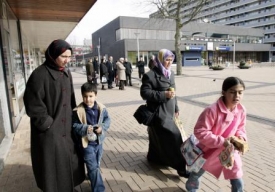 Trable s muslimy. Pandrecht, probl&eacute;mov&aacute; čtvrť v Rotterdamu.