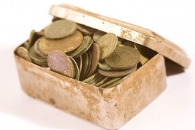 Muž objevil dva a půl kilogramu stříbrných mincí.