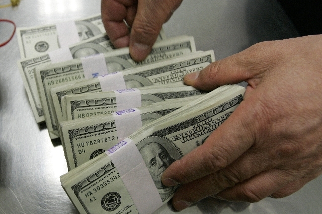 Zachránce Bill chce podle svého mluvčího rozdat půl milionu dolarů. Zachránce Bill chce podle svého mluvčího rozdat půl milionu dolarů.
