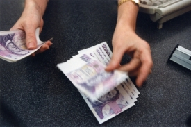 Muži se podařilo vyl&aacute;kat z obchodn&iacute;ků celkem 17 500 korun.