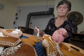 Pekařka Julie Ruskov&aacute; se sv&yacute;mi v&yacute;tvory.